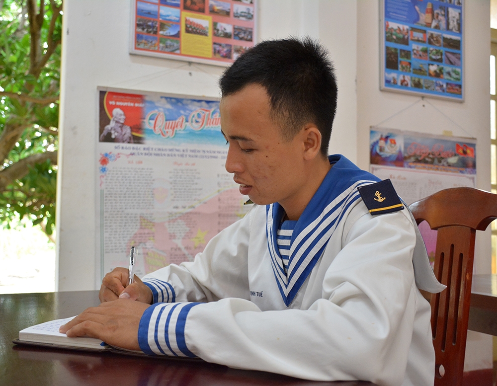 Không giấu được cảm xúc, ngay sau khi buổi lễ kết nạp kết thúc, đảng viên Đỗ Trịnh Tuế đã ghi lại những cảm xúc đặc biệt của mình trong nhật ký.